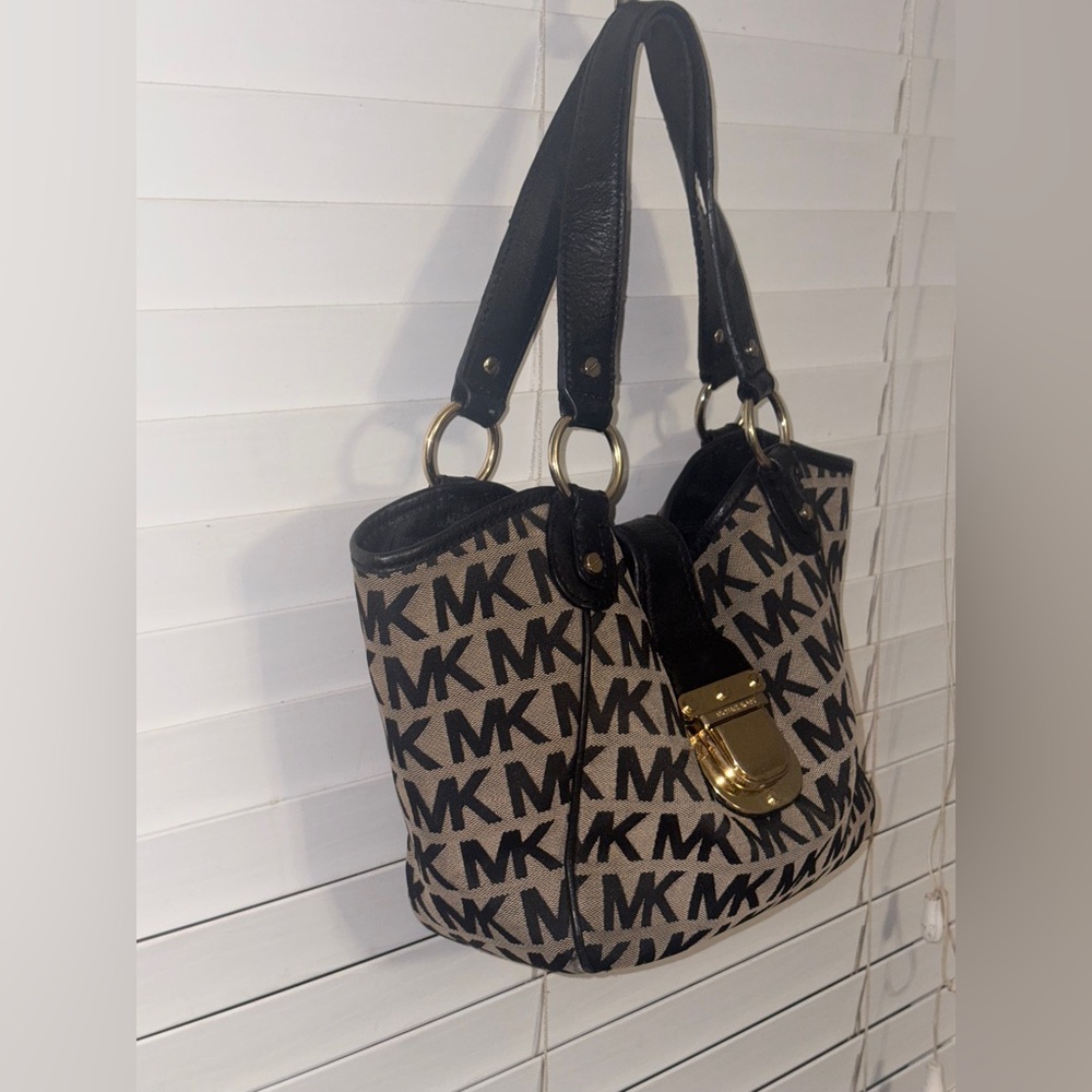 Micheal Kors Monogram Double Strap Handbag With Attached Gold Tone Lock Closure - Picture 3 of 13